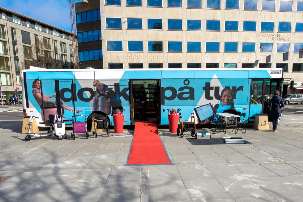 Foliering / Hel bus pakket ind i kommunikation